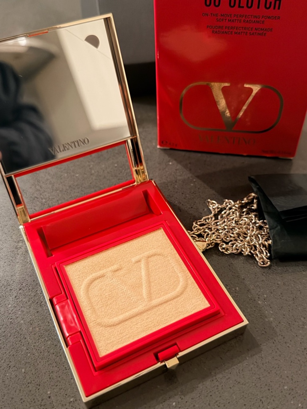 Valentino Go-Clutch on the move perfecting powder in light-medium 03